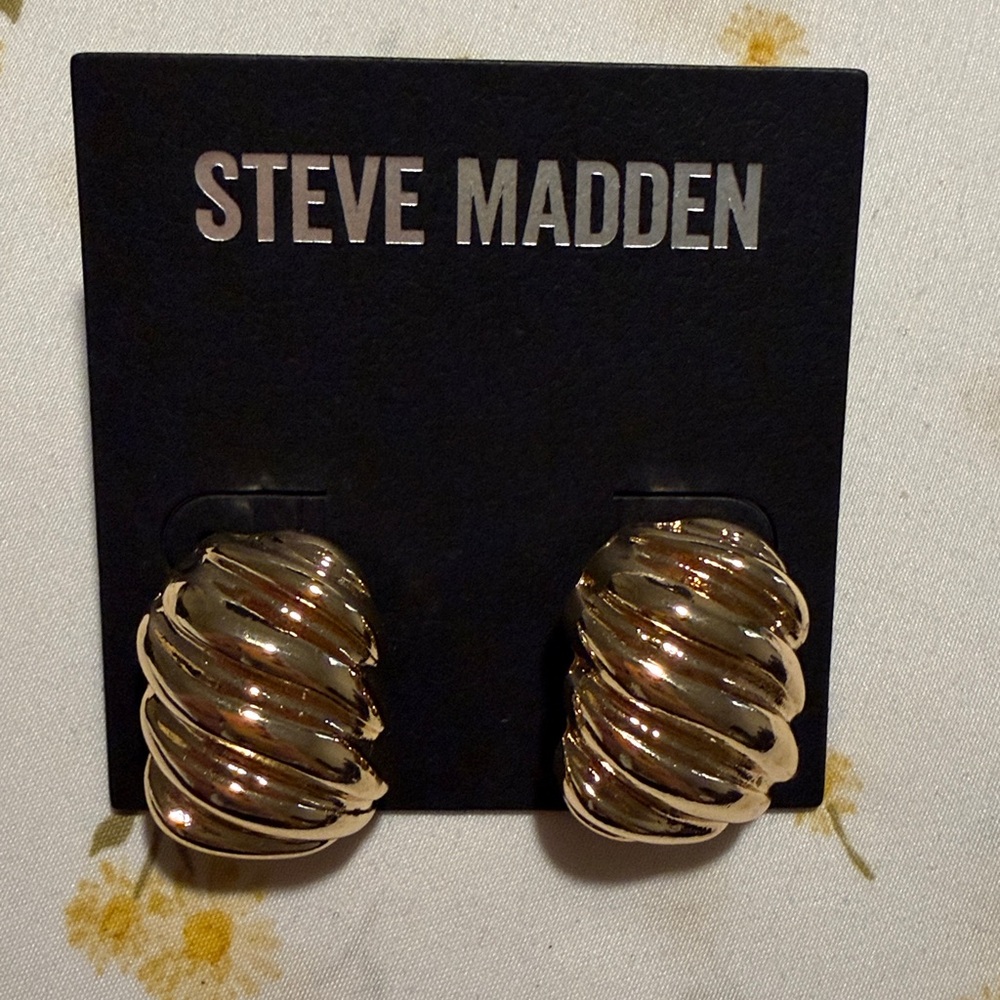 Puffy Ridged Statement Stud Earrings